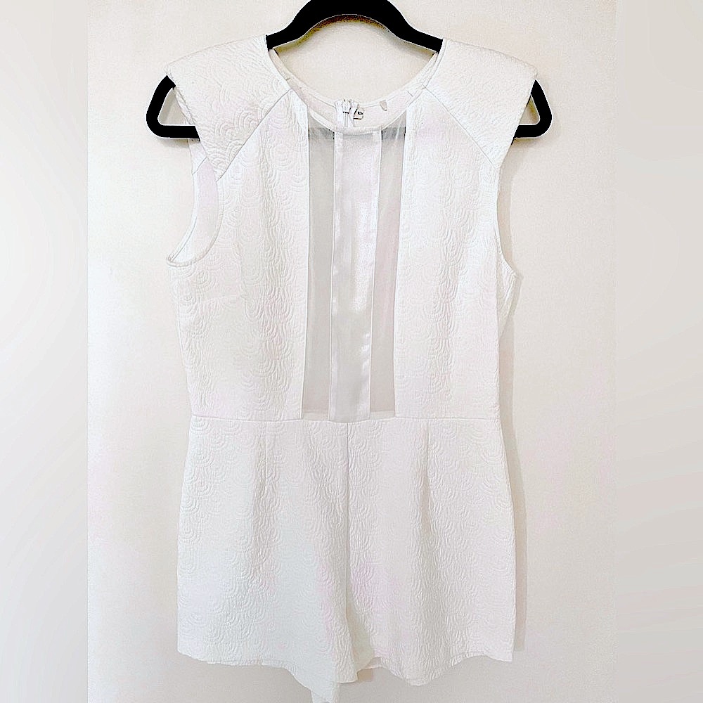🍸 White short sleeve jumpsuit.
